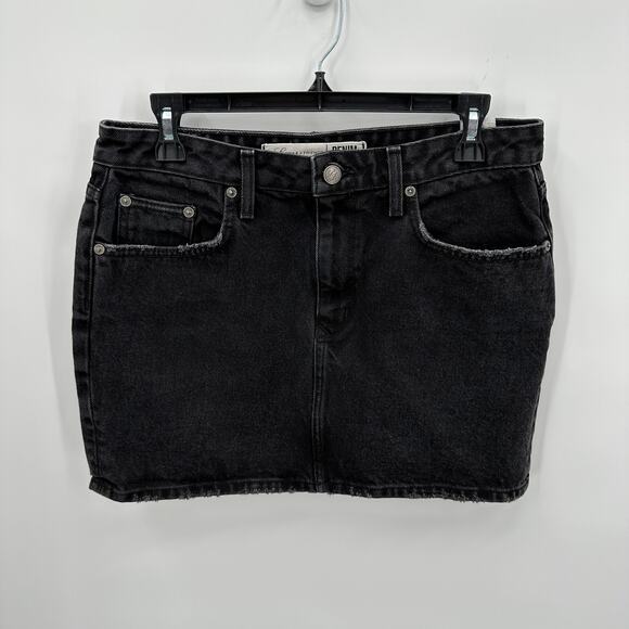 LOVERS & FRIENDS Revolve Black Distressed Hem Denim Mini Skirt // 29 - Picture 4 of 11